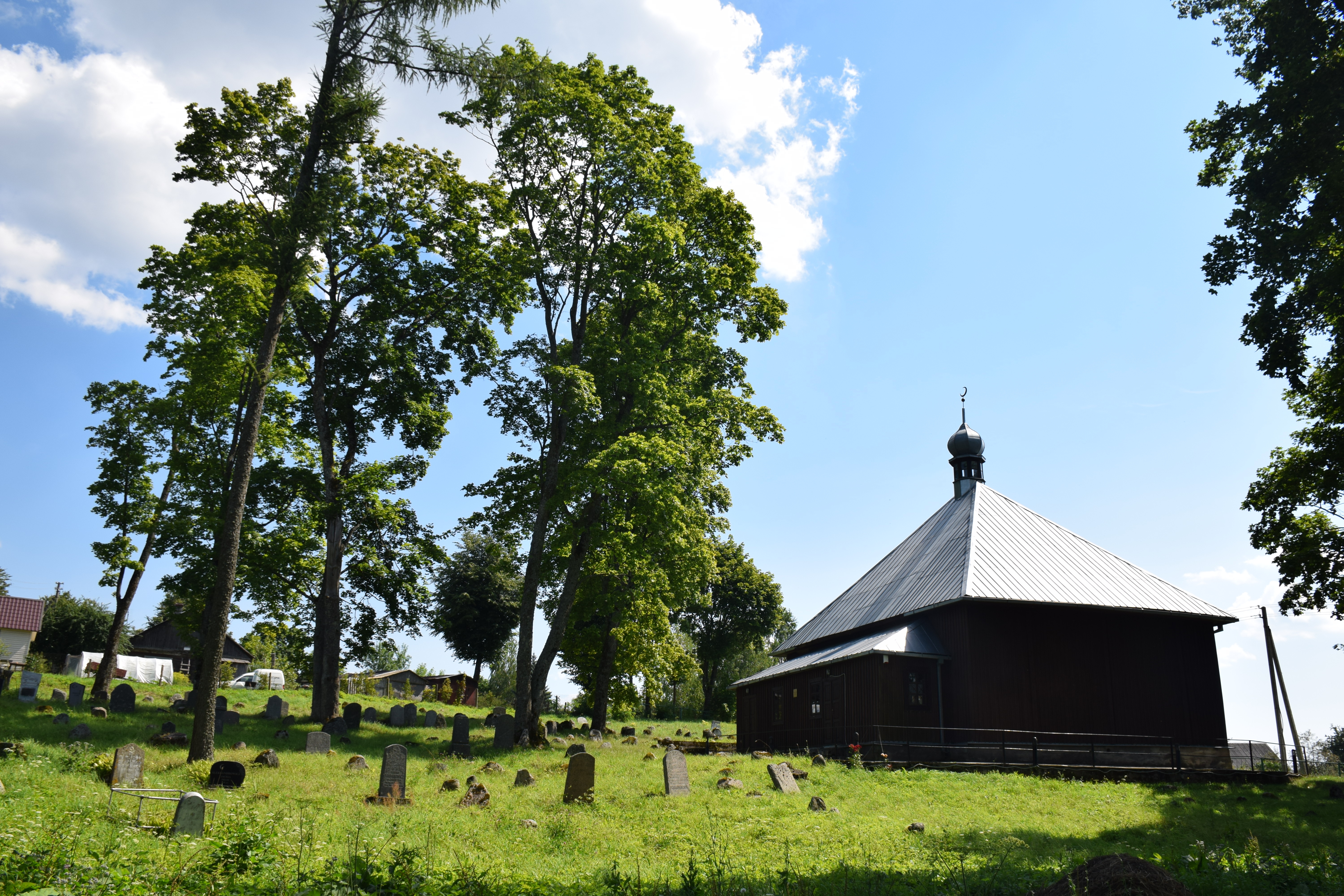Keturiasdesimt Totoriu mosque and cemetery.JPG